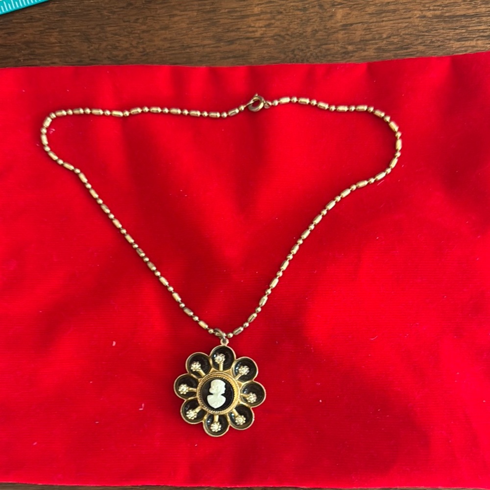 Elegant Vintage  Gold and Black Cameo  and Rhinestone Sunburst Pendant Necklace